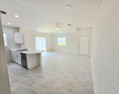 569 E Ridge Circle N - Photo Thumbnail 18