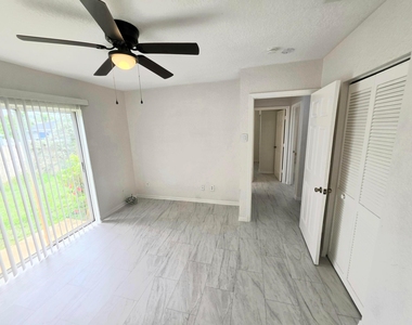 569 E Ridge Circle N - Photo Thumbnail 7
