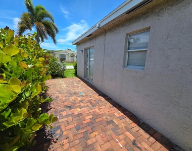 569 E Ridge Circle N - Photo Thumbnail 22