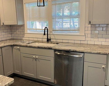 903 W 8th Street - Photo Thumbnail 8