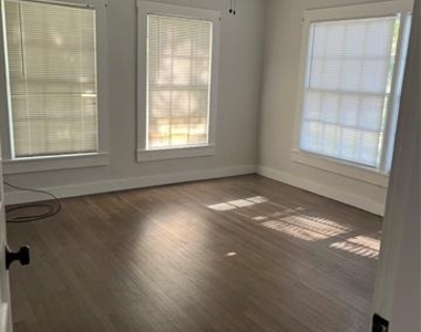 903 W 8th Street - Photo Thumbnail 3