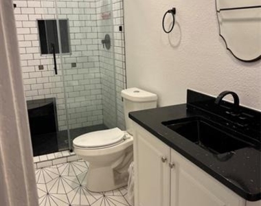 903 W 8th Street - Photo Thumbnail 4