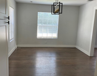 903 W 8th Street - Photo Thumbnail 5