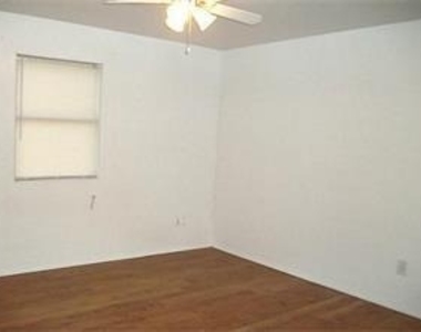 809 Shady Grove Drive - Photo Thumbnail 9