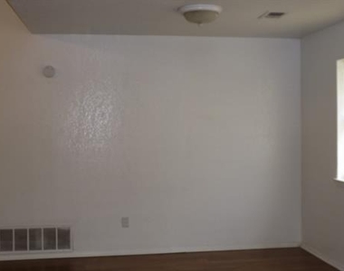 809 Shady Grove Drive - Photo Thumbnail 7