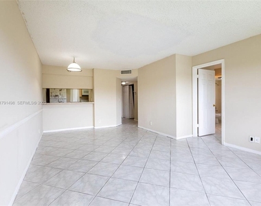 10106 Twin Lakes Drive - Photo Thumbnail 4