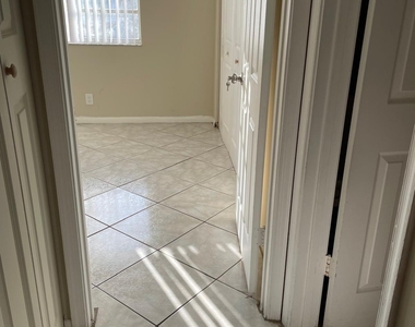 10106 Twin Lakes Drive - Photo Thumbnail 7