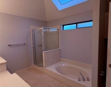 1712 Colonial Court - Photo Thumbnail 6