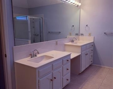 1712 Colonial Court - Photo Thumbnail 5