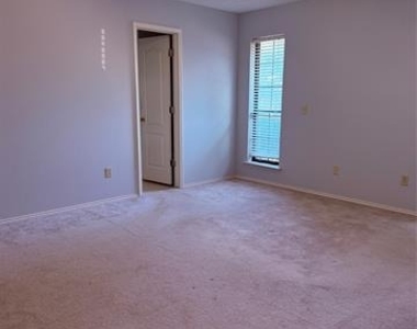 1712 Colonial Court - Photo Thumbnail 4