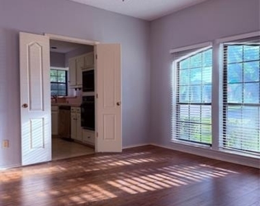 1712 Colonial Court - Photo Thumbnail 3