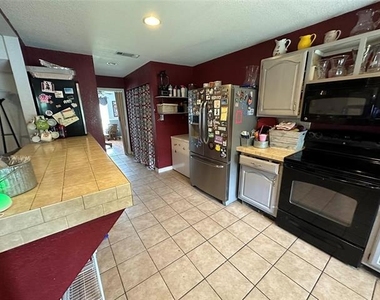 2304 Chinaberry Drive - Photo Thumbnail 6