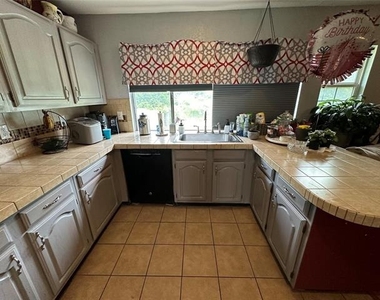 2304 Chinaberry Drive - Photo Thumbnail 4