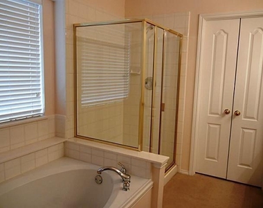 1606 Mapleleaf Fall - Photo Thumbnail 15