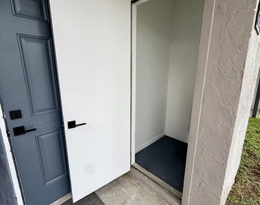 3104 Poolside Drive - Photo Thumbnail 2