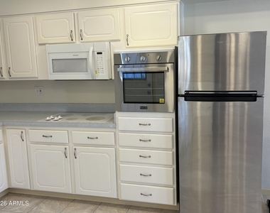 10024 W Denham Drive - Photo Thumbnail 5