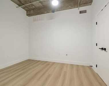 1001 Belleview Street - Photo Thumbnail 21