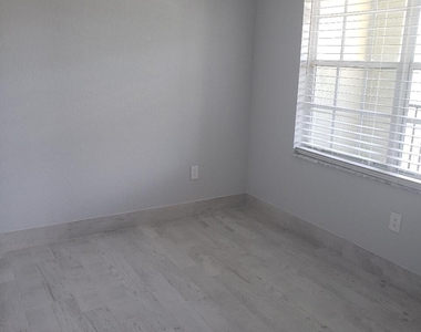 1005 Belmont Place - Photo Thumbnail 14