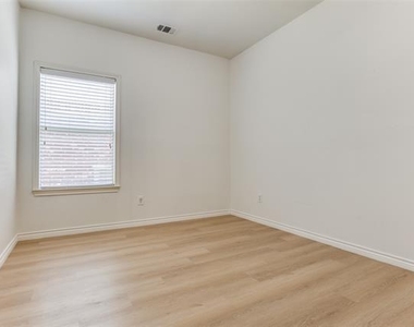 610 Crockett Drive - Photo Thumbnail 18