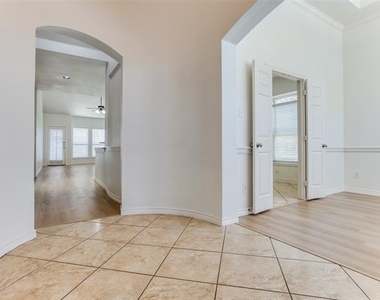 610 Crockett Drive - Photo Thumbnail 2