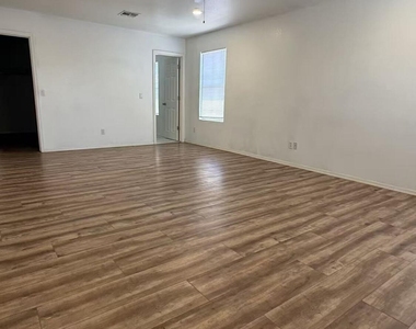 2241 N 95th Avenue - Photo Thumbnail 4