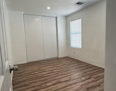 2241 N 95th Avenue - Photo Thumbnail 6