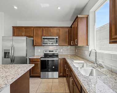 17865 W Daley Lane - Photo Thumbnail 11