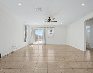 17865 W Daley Lane - Photo Thumbnail 5