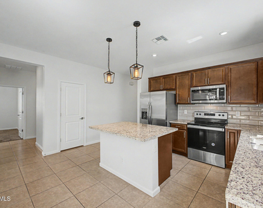 17865 W Daley Lane - Photo Thumbnail 10