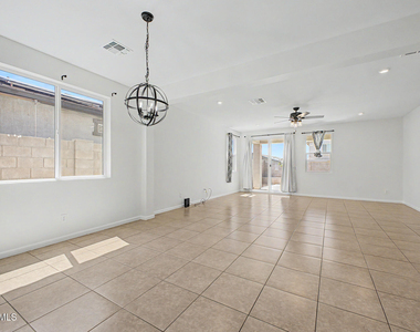 17865 W Daley Lane - Photo Thumbnail 6