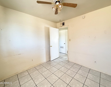 2232 E Burgess Lane - Photo Thumbnail 7