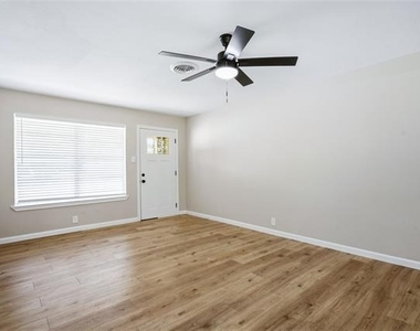 1006 N Grant Drive - Photo Thumbnail 7
