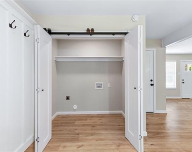 1006 N Grant Drive - Photo Thumbnail 12