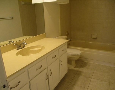 4611 Oak Club Drive - Photo Thumbnail 7