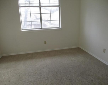 4611 Oak Club Drive - Photo Thumbnail 8