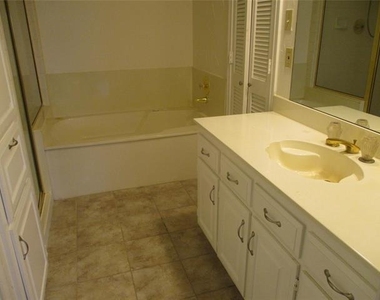 4611 Oak Club Drive - Photo Thumbnail 5