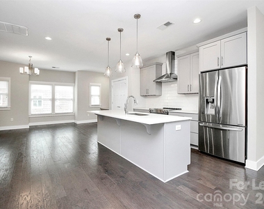 1420 W 4th Street - Photo Thumbnail 6