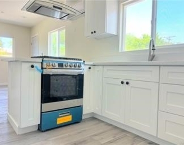 6902 Oso Avenue - Photo Thumbnail 11