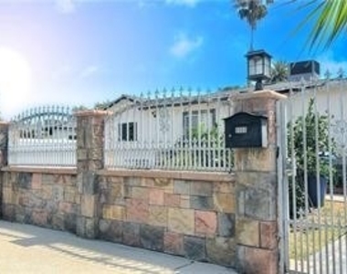 6902 Oso Avenue - Photo Thumbnail 2