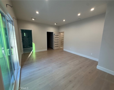 17642 Tribune Street - Photo Thumbnail 3