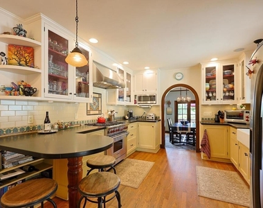 1027 Adella - Photo Thumbnail 10