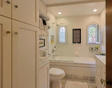 1027 Adella - Photo Thumbnail 21