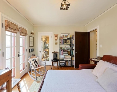 1027 Adella - Photo Thumbnail 20