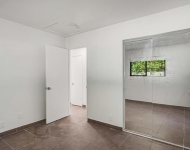 737 N Alda Drive - Photo Thumbnail 15