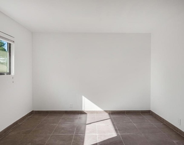 737 N Alda Drive - Photo Thumbnail 12