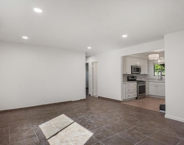 737 N Alda Drive - Photo Thumbnail 4