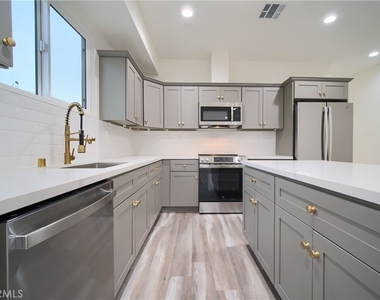 2011 S 8th Avenue - Photo Thumbnail 2
