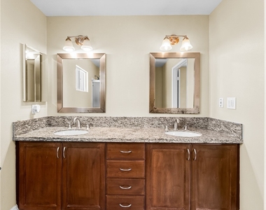 542 N Waverly Street - Photo Thumbnail 59