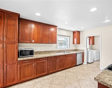 542 N Waverly Street - Photo Thumbnail 13