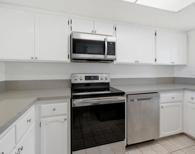 6805 Briarwood Drive - Photo Thumbnail 9